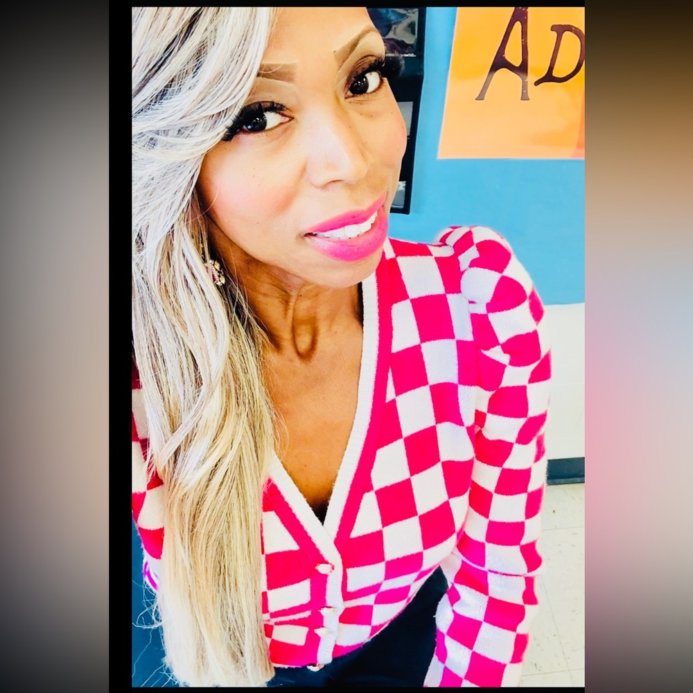 She so sophisticated🩷 woman’s sweater💓